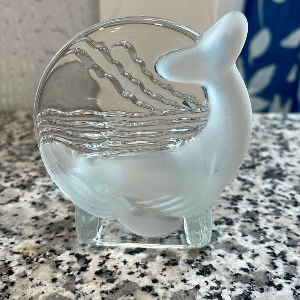 Partylite frosted whale tea light holder
